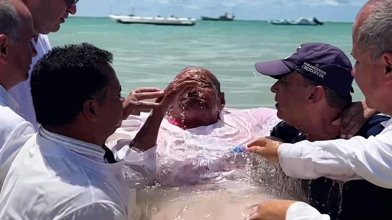 O batismo da idosa. (Foto: Reprodução/Instagram/IEADPE BARREIROS)