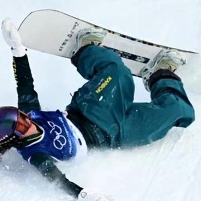 Australiana Ally Hickman sofre queda forte na final de snowboard olímpico
