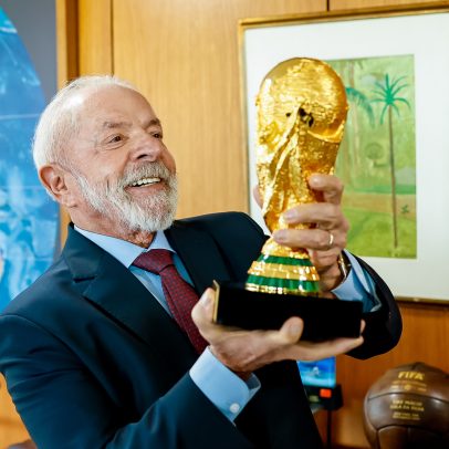 Taça da Copa do Mundo desembarca em Brasília e é recebida por Lula no Planalto