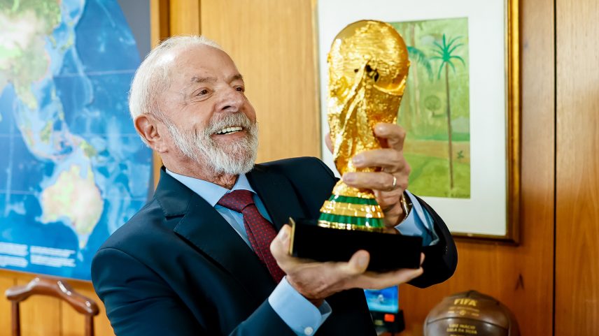Lula com a taça da Copa do Mundo no Palácio do Planalto — Foto: Ricardo Stuckert/PR