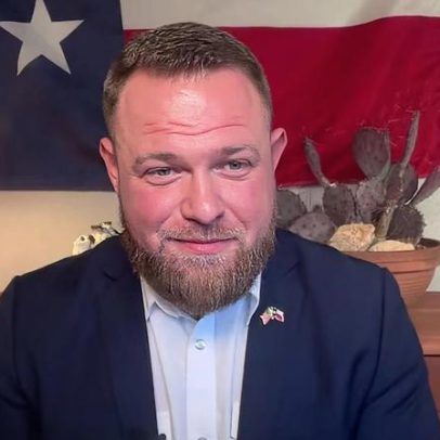 Taylor Rehmet, democrata do Texas, celebra vitória surpreendente no Senado