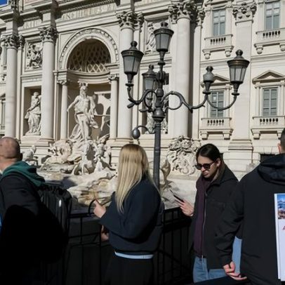 Fontana di Trevi em Roma: taxa de €2 divide opiniões