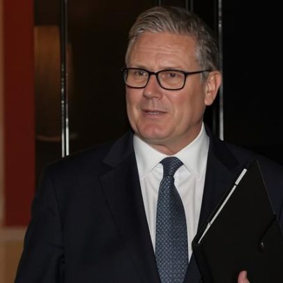 Keir Starmer afirma que não está preparado para sair após pedido de renúncia