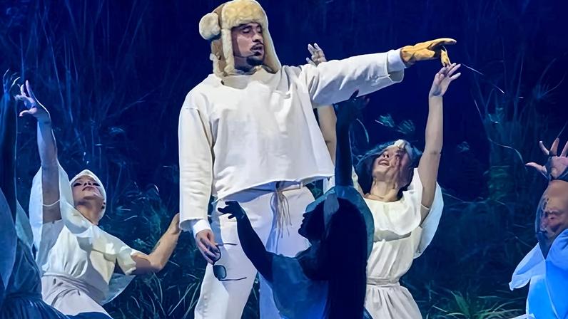 The Puerto Rican singer Bad Bunny is expected to perform the Super Bowl half-time show on Sunday entirely in Spanish.