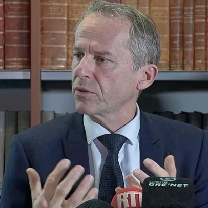 França faz apelo internacional sobre ex-professor acusado de abusar de 89 crianças