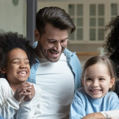 Vínculos entre pais e filhos moldam relacionamentos adultos