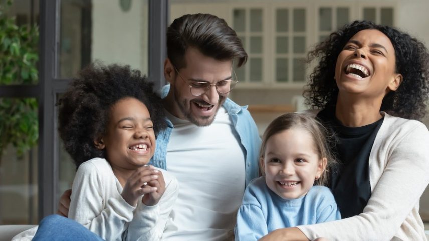 Vínculos entre pais e filhos moldam relacionamentos adultos