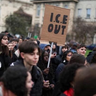 Manifestantes protestam em Milão contra presença da ICE e fechamento de escolas