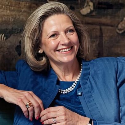 Anna Murdoch-Mann, autora e ex-mulher de Rupert Murdoch, morre aos 81