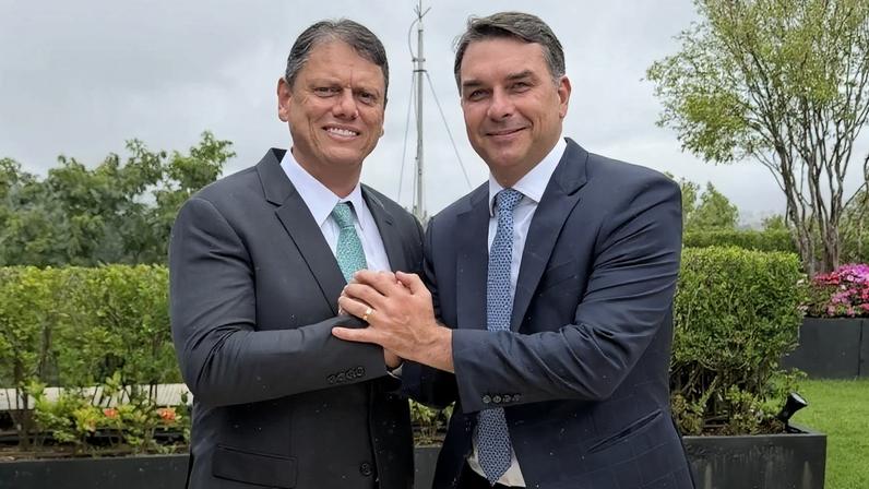 27.fev.2026 - Tarcísio de Freitas e Flávio Bolsonaro estiveram reunidos nesta manhã, no Palácio dos Bandeirantes