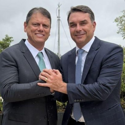 Tarcísio posta primeira foto com Flávio como pré-candidato após encontro em SP