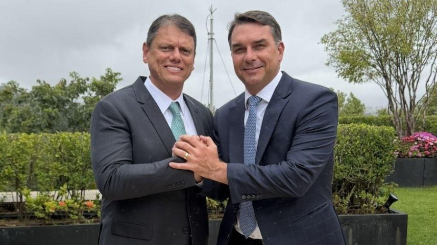 Tarcísio de Freitas (Republicanos) e Flávio Bolsonaro (PL) se encontraram no Palácio dos Bandeirantes