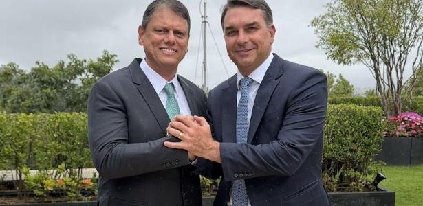 Tarcísio de Freitas e Flávio Bolsonaro durante reunião no Palácio dos Bandeirantes