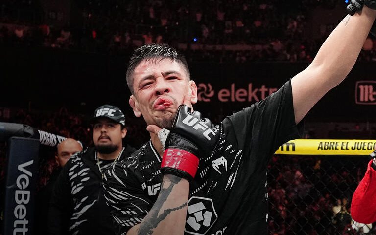 Brandon Moreno comemora a vitória na luta principal do UFC México. (Foto por Chris Unger/Zuffa LLC)
