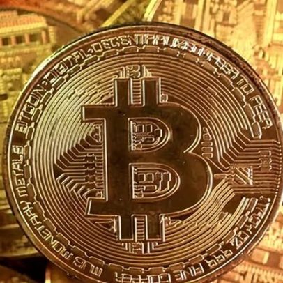 Bitcoin perde metade do valor em três meses, em meio à crise das criptomoedas