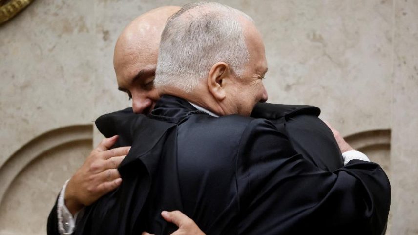29.set.2025 - O ministro Alexandre de Moraes (à dir.) abraça o colega Edson Fachin na posse da presidência do STF