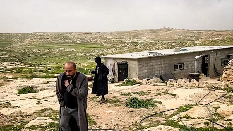 Hamdan Ballal, frente a su casa en Susya, en el sur de Cisjordania, este martes.
