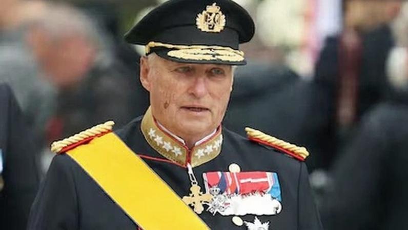 El rey Harald de Noruega abandonaba la catedral de Notre Dame, tras asistir al funeral del gran duque Jean de Luxemburgo, el 4 de mayo de 2019.