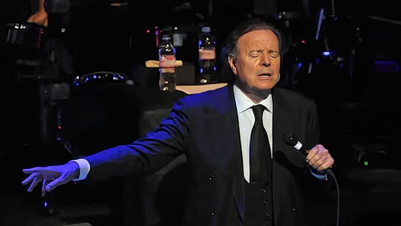 Julio Iglesias en concierto en Austin, Texas, en 2014.