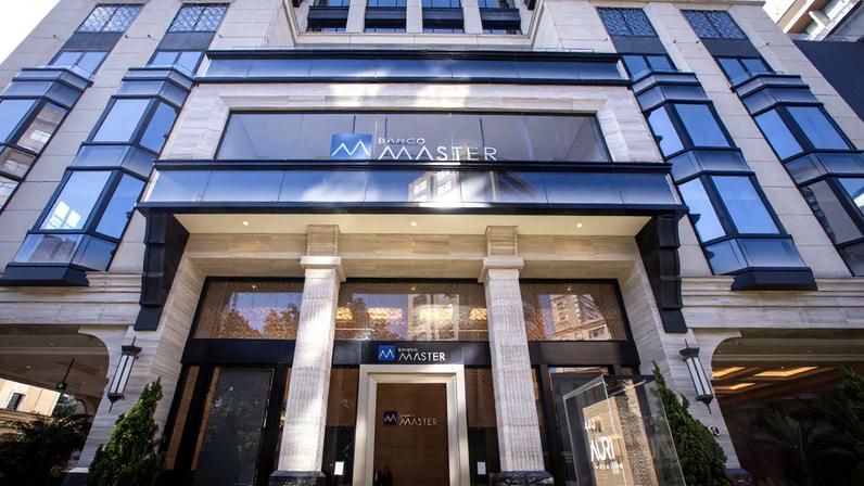 Imagem colorida de sede do Banco Master