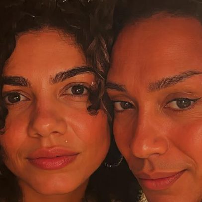 Samantha Jones e Lorena Lima curtem Carnaval do RJ com romance e beijo na Sapucaí