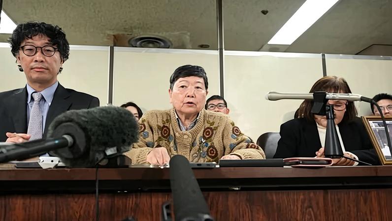 Eiko Kawasaki, centre, and lawyer Kenji Fukuda, left. The court has ordered North Korea to pay each plaintiff 20m yen in compensation.