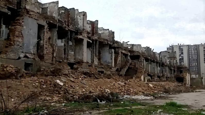 Imagem de prédios destruídos na Iugoslávia nos anos 1990.