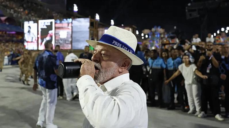 Presidente Lula desceu à Sapucaí para cumprimentar integrantes da escola de samba que o homenagearam