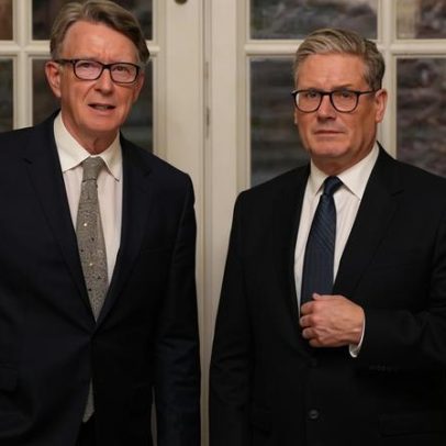 Starmer entrega dossiê de Mandelson à polícia e propõe retirar nobreza