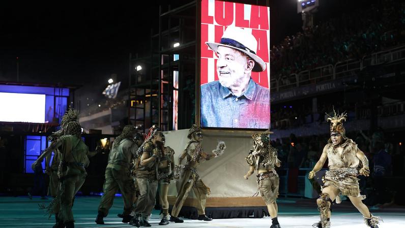 Desfile da Acadêmicos de Niterói, que foi rebaixada da eleite do Carnaval do Rio após apresentar enredo sobre Lula (Foto: Antonio Lacerda/EFE)