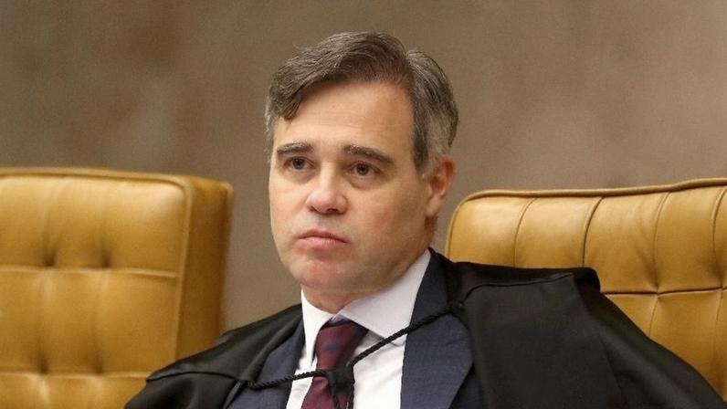 30.nov.2023 - O ministro André Mendonça, do STF, durante sessão plenária do tribunal