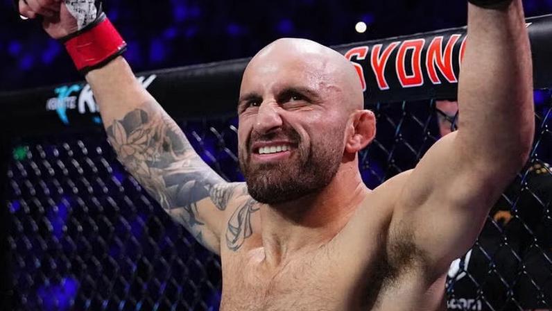 Alexander Volkanovski se prepara para enfrentar Diego Lopes no UFC 325, em janeiro de 2026. (Jeff Bottari/Zuffa LLC)