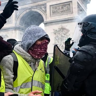 Policiais de choque franceses vão a julgamento por espancamento de manifestantes Gilets Jaunes