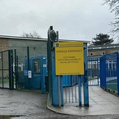 Ex-aluno suspeito de esfaqueamento de dois meninos em escola norte de Londres