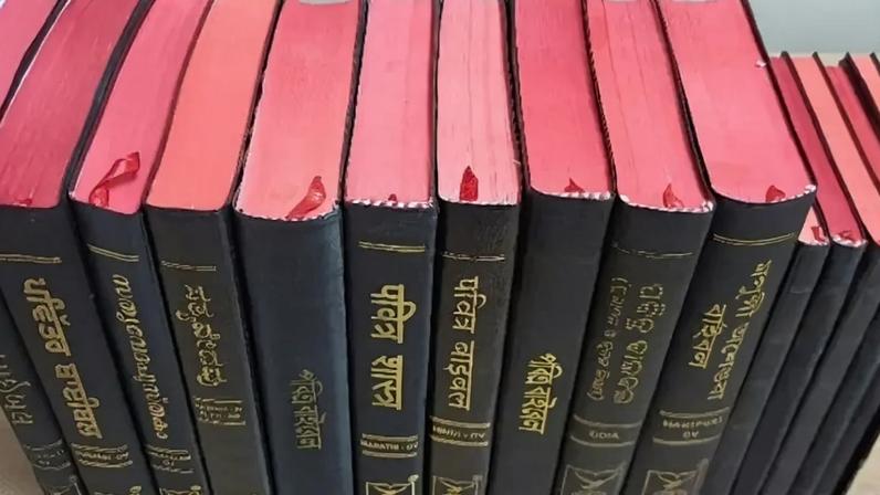 Bíblias sendo distribuídas na Índia