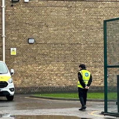 Menor de 13 anos é acusado de homicídio tentado após ataque a alunos em escola de Londres