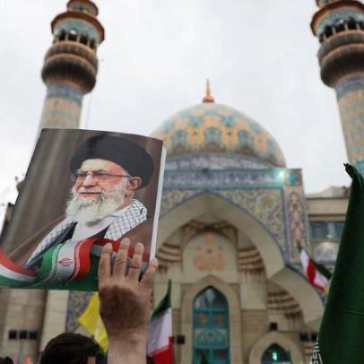Khamenei fará discurso minutos após ataques dos EUA e Israel, diz Al-Alam