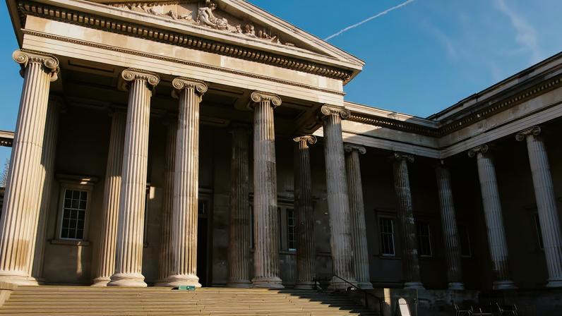 Fachada del British Museum de Londres.