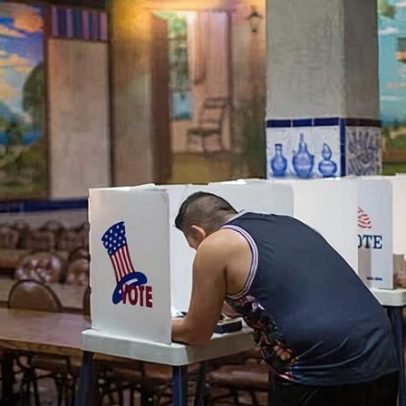 Projeto de lei na Califórnia proíbe agentes do ICE perto de locais de votação