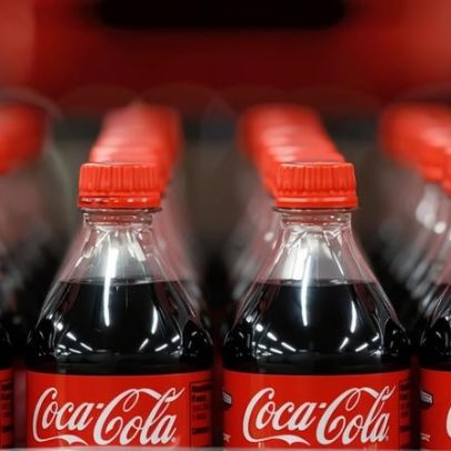 Agência civil dos EUA processa engarrafadora da Coca-Cola por evento que excluiu homens