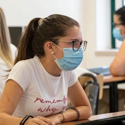 Estudantes da Inglaterra e País de Gales movem ação por ensino online na pandemia