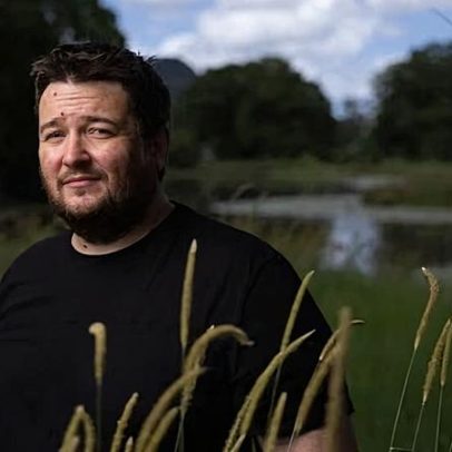 Filho é forçado a remover tubos do pai após morte em Bali