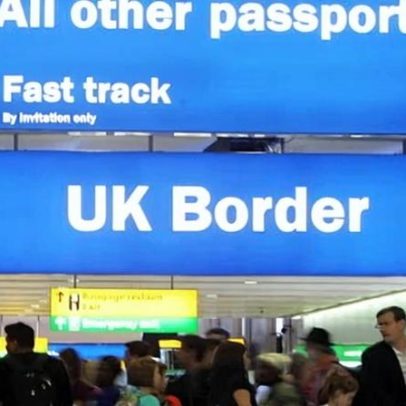 Ryanair pode liberar embarque de nacionais duais em voos britânicos sem passaporte