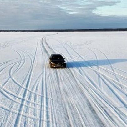 Estonianos orientados a dirigir na estrada de gelo - apenas não use o cinto