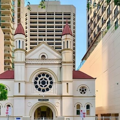 Homem é indiciado por crime de ódio após atingir portões de sinagoga em Brisbane com picape