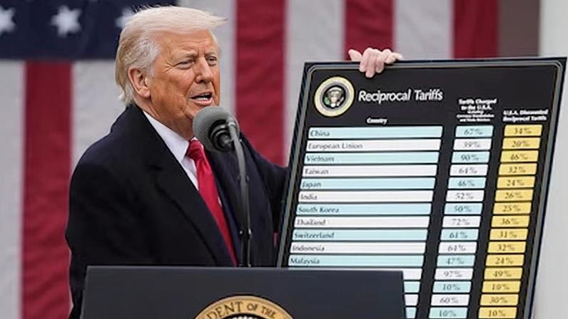 Donald Trump, el pasado 2 de abril, cuando anunció sus aranceles "recíprocos" a decenas de socios comerciales en un acto en la Casa Blanca.