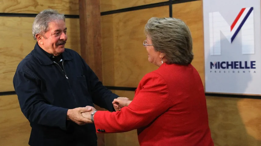 A então candidata presidencial chilena Michelle Bachelet em encontro com Lula, em 2013, na cidade de Santiago (Foto: EFE/Mario Ruiz/Arquivo)