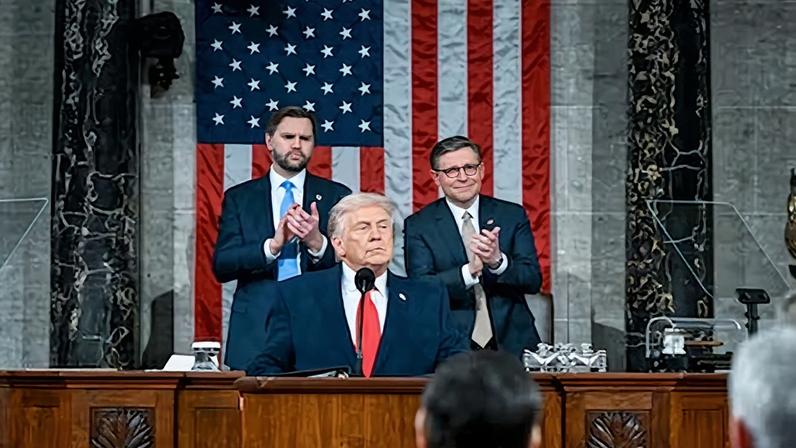 Trump, entre el vicepresidente, J. D. Vance, y el speaker republicano, Mike Johnson, este martes en el Capitolio.