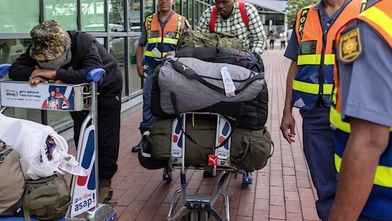 Hombres sudafricanos que presuntamente fueron engañados para luchar por Rusia en la guerra de Ucrania llegan al Aeropuerto Internacional King Shaka en Durban, Sudáfrica, este miércoles.