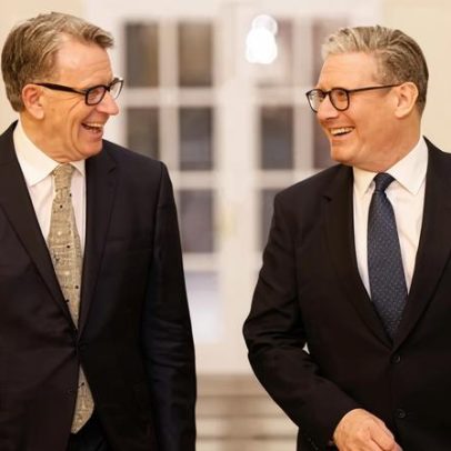 Ministro afirma que Mandelson enganou todos ao defender Starmer